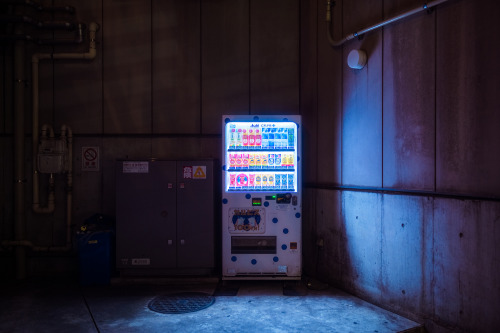 tokyostreetphoto: Lonely Vending Machine, Ebisu 恵比寿