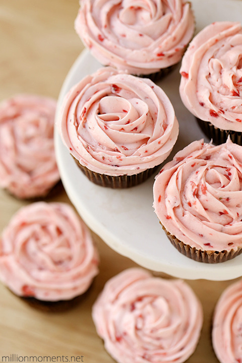 ugly–cupcakes:HOMEMADE CUPCAKE BOUQUET WITH STRAWBERRY BUTTERCREAM FROSTING {RECIPE & CRAF