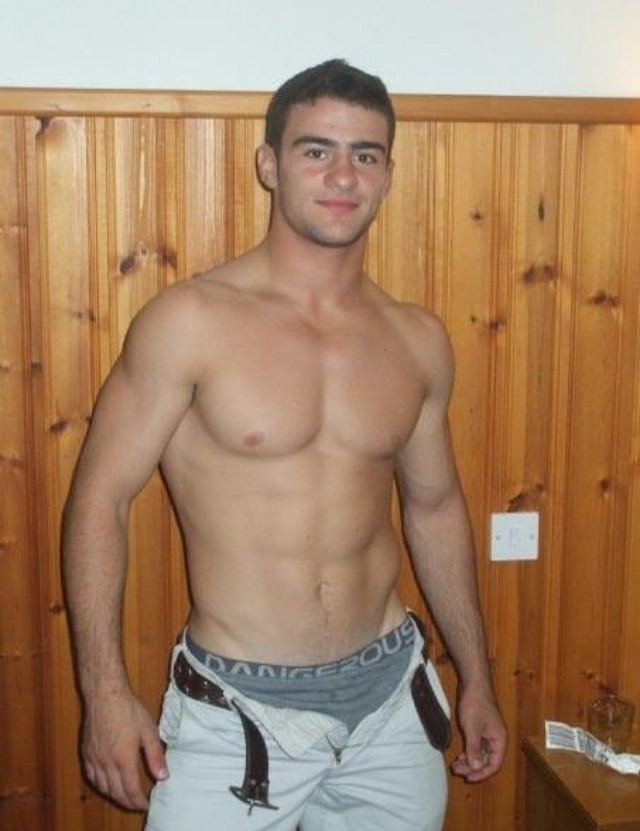 amerykanskichlopak:  broselfies:  Enjoy selfies of hot guys?  Visit www.BroSelfies.com