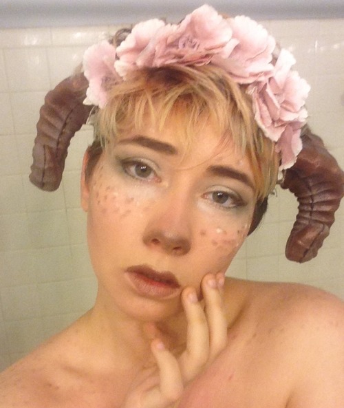 squishietechies:  Guess who took having horns as a good excuse to do makeup