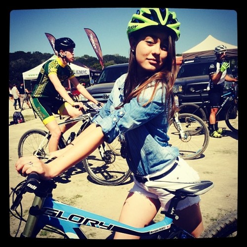 rose-for-a-tenner:  Showing off Morgan’s baby @morganneutz #downhill #waybeyondme #bikes #raceday