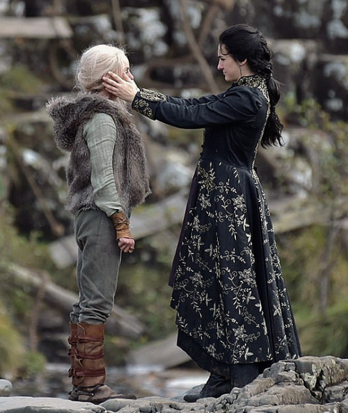 witchernews: Anya Chalotra (Yennefer), Freya Allan (Ciri), and their doubles filming on set