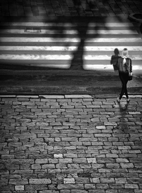 shoot-the-street:  Girl crossing…