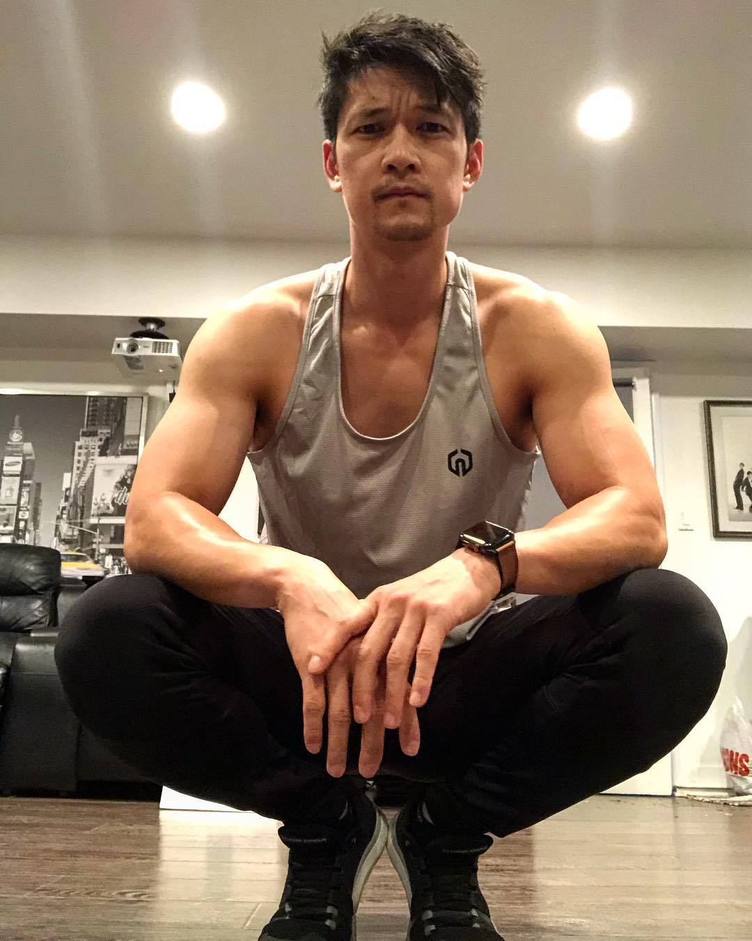 dailyharryshumjr:harryshumjr: Working my legs to look like two JBL speakers.