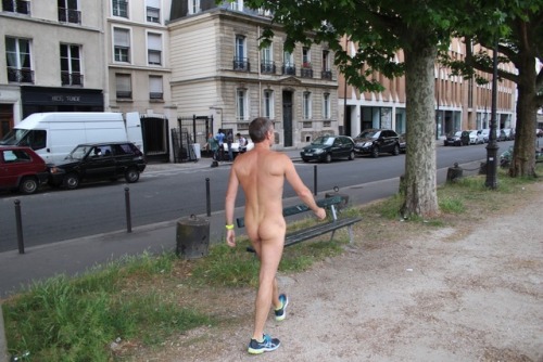 Promenons nous dans la rue pendant que le loup n’y est pas. Oui c’est moi sur les quais à Paris 