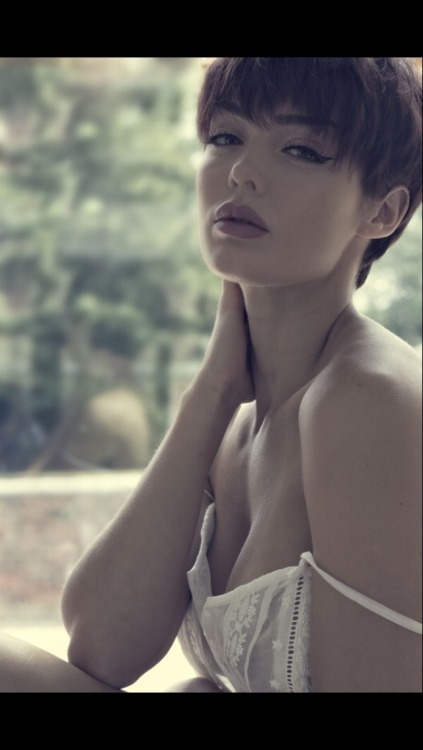 oldhardsam:  I’ve been lusting after the beautiful, sexy, hot, fit, amazing woman Rosie Robinson & I think you should follow her on Instagram  http://instagram.com/rosie_fitness7