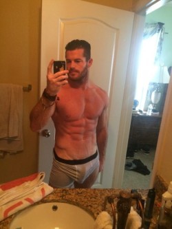 hot4men:  Check out that fucking outline!