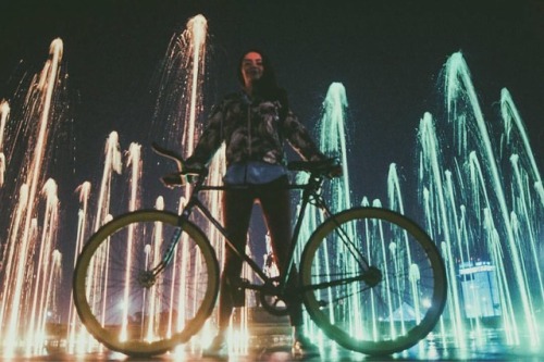 fixiegirls: Repost from @xoocuamatzin Pedalear ilusiones en dos ruedas: Las luces de la ciudad refle