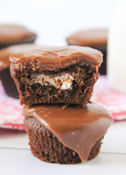 do-not-touch-my-food:  Marshmallow Filled Brownie Cupcakes