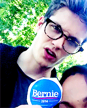 alfred-enoch:  Daniel in glasses supporting Bernie Sanders   (๑♡⌓♡๑)   