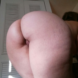 thickchicksnjunk2:Thick thighs and ass of anaughtylittle1     Inbox gift 