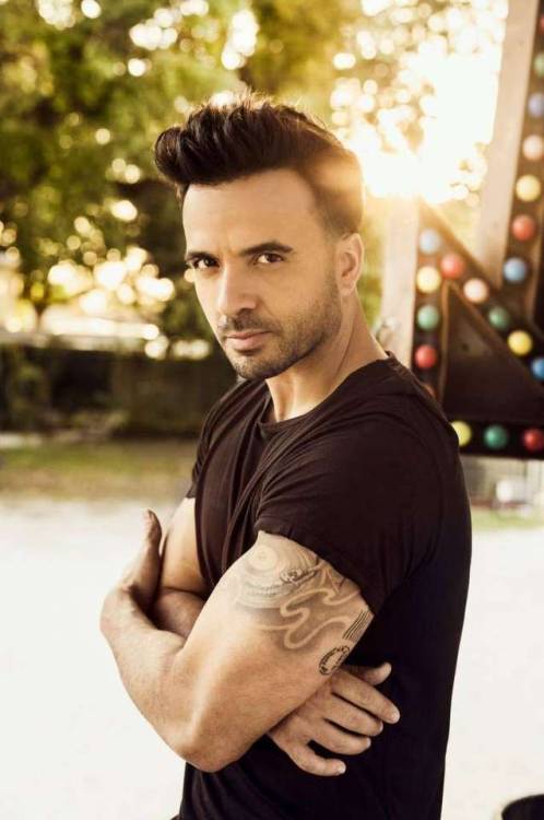 Luis Fonsi (cantante puertorriqueño)Watch: “Échame la culpa (feat. Demi Lovato)&