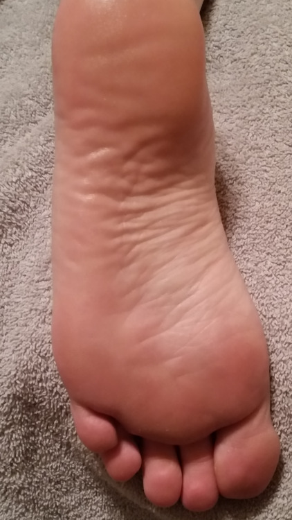 cockandfeet:Here’s my soft feet,now lets see how hard they can make your cock