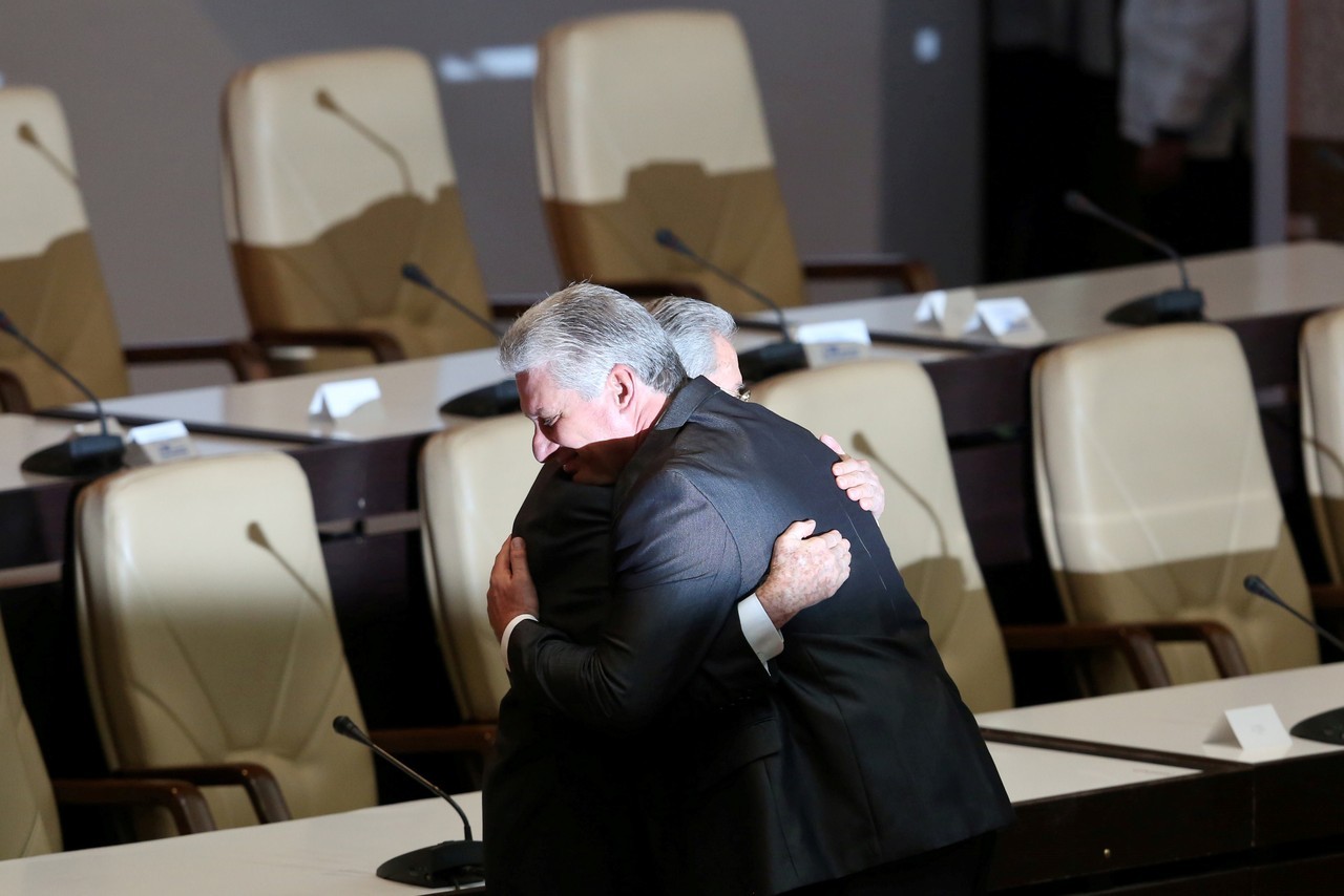 ADIOS A LA ERA CASTRO. Cuba tiene nuevo presidente, elegido por la Asamblea Nacional en la Habana. Por primera vez en casi seis décadas Cuba tiene un gobernante que no luchó en la Revolución cubana. Miguel Díaz-Canel, quién hasta hasta ahora fue el...