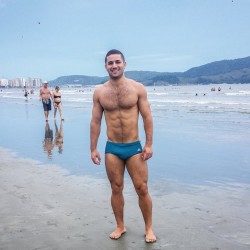 swimgymjock:  I’ve always had a thing for guys with long bodies and stocky legs; ever since boarding school