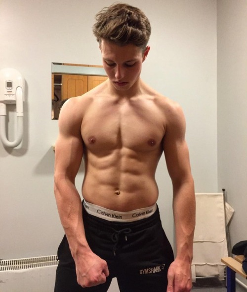 thesexiestmen: thesexiestmen.tumblr.com