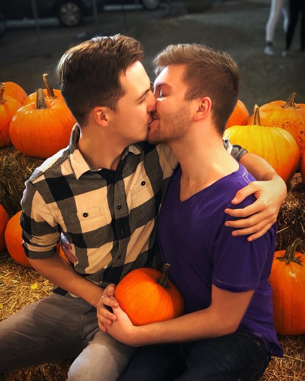 gay-purelove: That time of the year when leaves fall and hearts fall too, but in love. ❤ 
