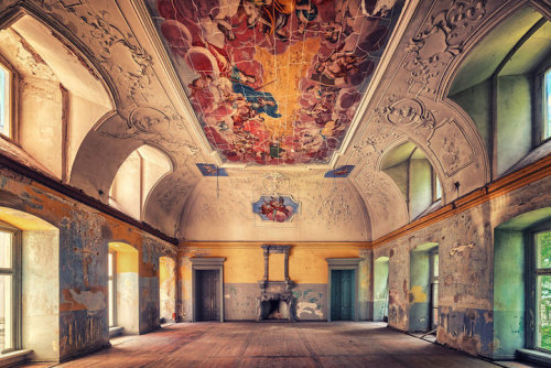 mymodernmet:Fascinating Photos Highlight the Forgotten Beauty of Abandoned Buildings