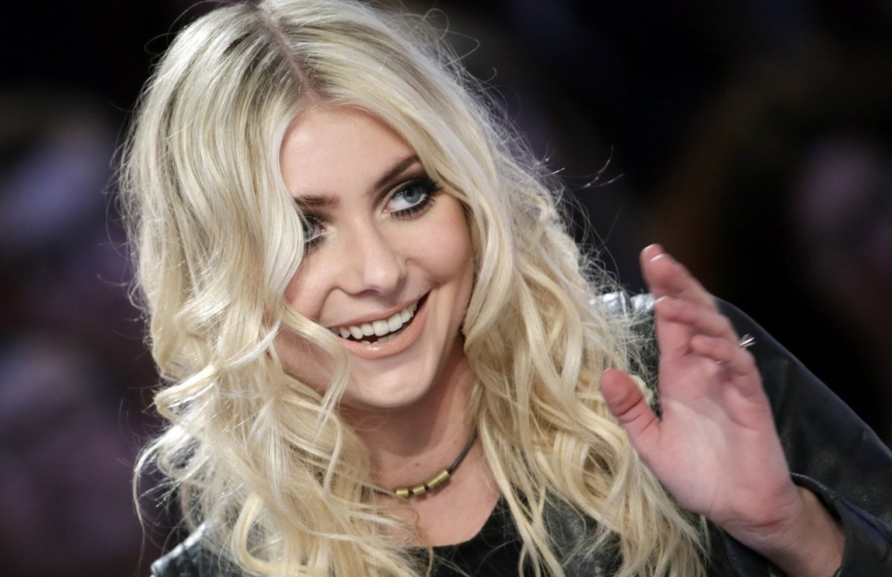 Taylor Momsen - Le Grand Journal. ♥  1. Pretty face. Notice me please!  2. Hi there