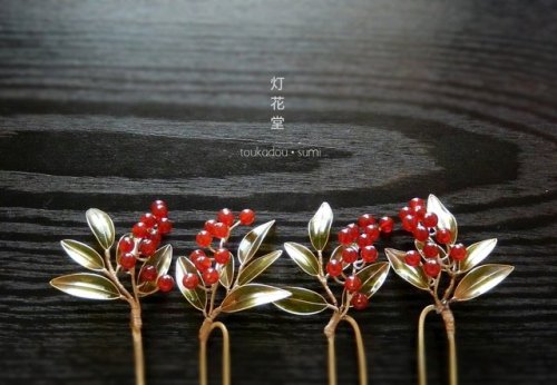 tanuki-kimono:Delicate ginkgo and nadina hairpin + ear cuff by Toukadou Sumi