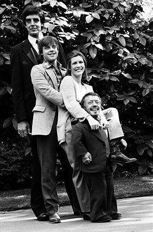 becketts:Peter Mayhew, Mark Hamill, Carrie Fisher, and Kenny Baker outside the Dorchester Hotel in L