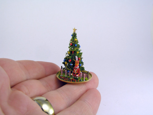  Merry Christmas to all! Here’s a photo of a commissioned miniature Christmas piece I made abo