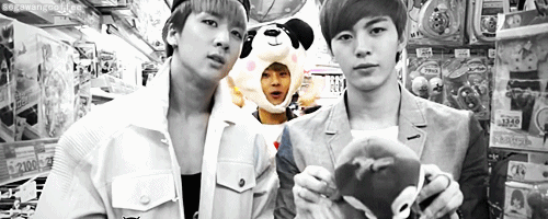 segawangcoffee-deactivated20150:  N the photobombing dancing panda (◡‿◡✿)
