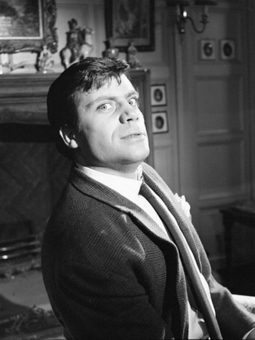 burningwiththefiresoforc: Oliver Reed in Paranoiac. Wondering where the next drink is…