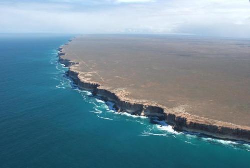 sixpenceee:The End Of The EarthThe Nullarbor Cliffs literally feel like the end of the earth, though they are really just the end of Australia. (Source)For more posts, visit sixpenceee.com.