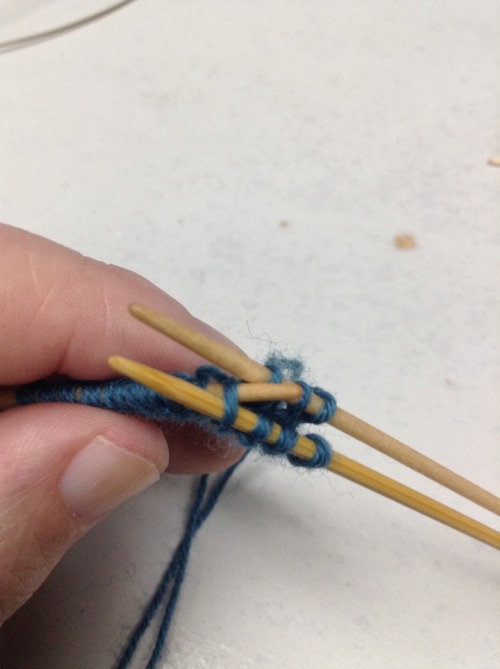 speckldgiraffe: knittedbrowse: Punto Reverso Cast On I know a lot of people who don’t like toe