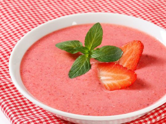Oma Kocht — Kalte sommerliche Erdbeersuppe mit Joghurt