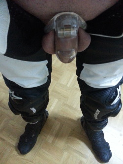 rubberslave80:  Tag 6 im Holytrainer - six