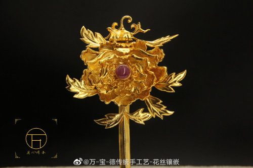 golden hairpins for chinese hanfu by 万宝德传统手工艺花丝镶嵌