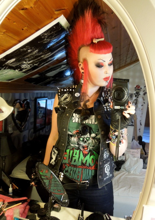 emilypollution:  Felt kinda pretty yestarday before i went to the festival.