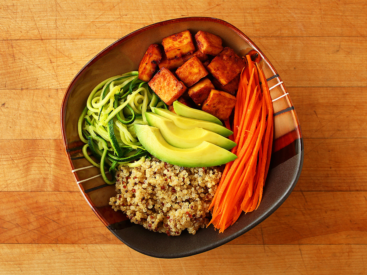 garden-of-vegan:  Lightly sautéed zucchini noodles, baked tofu (marinated in light