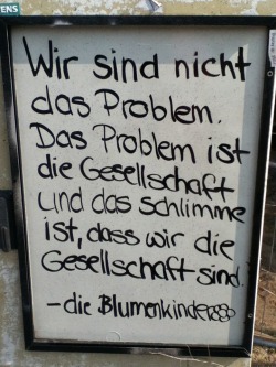  das eigentliche problem ist dass ihr euch so abhängig von der meinung anderer und eurer “gesellschaft” macht. man muss sich nicht immer anpassen und das machen was erwartet wird, so wird man auch nicht glücklicher 