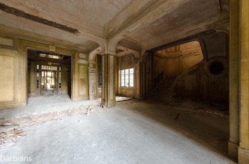 Abandoned offices from a steel manufacturing site in France. Such a beautiful building. Check the li