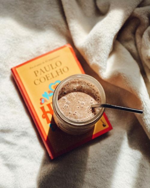 Favorite coffee shake + good reads ✨This smoothie is one of my favorite combos, it’s packed with a