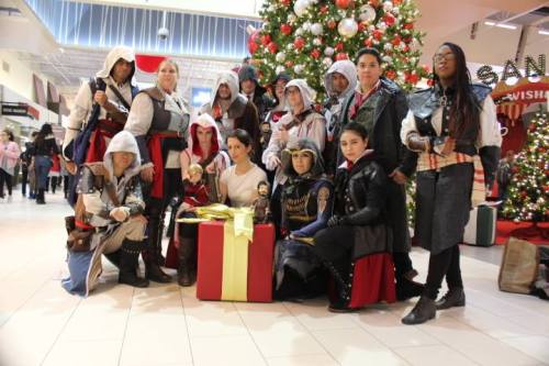 Happy Holidays Assassins. Yes, you too, Templars!Photos by the Assassin’s Cosplay Brother