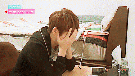 iseuli:  loll, economic idol Ricky~ stuffing back the tissue after he’s done with