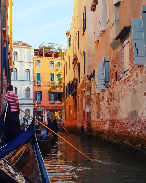 Venice . . . . #venice #gandola #italy #buildings #city #travel #gladiator #travelgram #wanderlust 