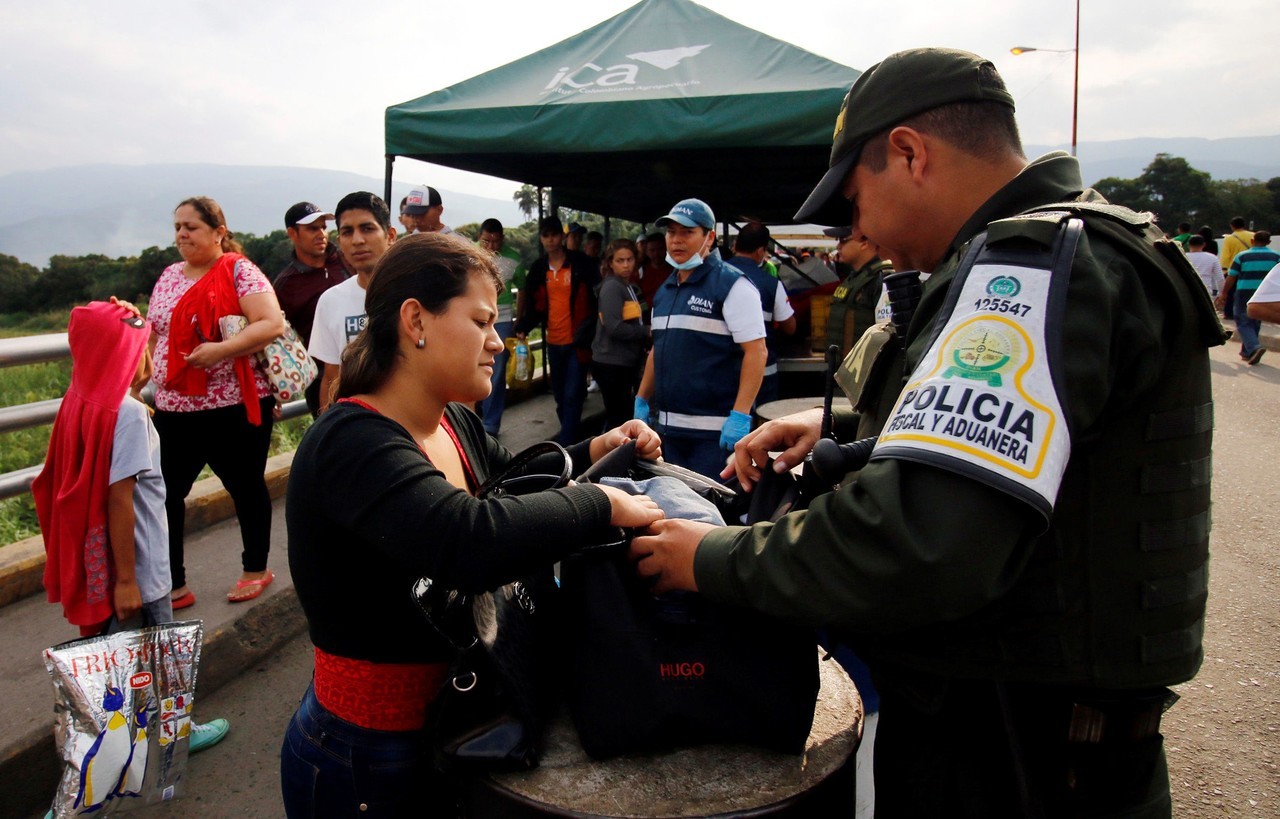 FRONTERA. Cientos de personas intentan cruzar el puente internacional Simón Bolivar que une a Colombia con Venezuela el en Cúcuta, Colombia. Las autoridades colombianas intensificaron los controles para el ingreso de migrantes venezolanos, lo que...