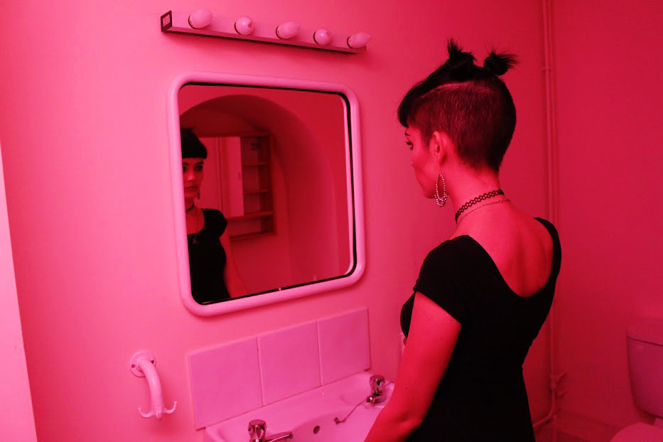harlequ1nn:  liqxr:  ~reflections in a grungy bathroom~ photo credit to harlequ1nn(didn’t