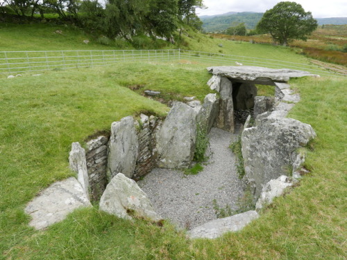 Capel Garmon Burial Chamber, near Betws y Coed, North Wales, 25.8.17. An extensive passage grave tha