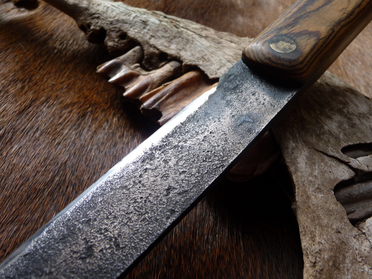 ru-titley-knives:  This large blade was forged by Alex over at alphabushcraft.co.uk 