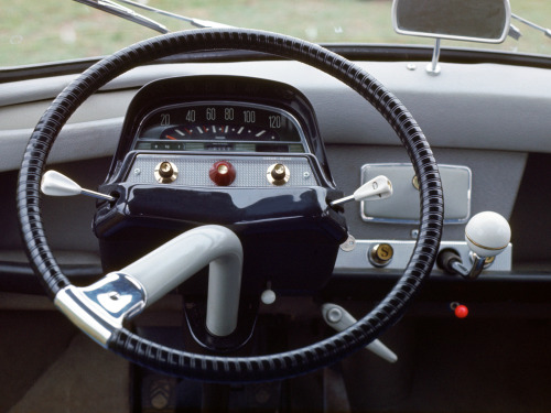 carsthatnevermadeitetc:  What a difference 59 years makes juxtaposition of Citroën