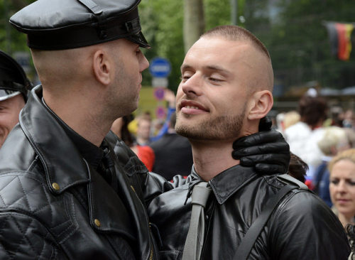 langlitzhercules:  Leather love by ulo2007 on Flickr. 