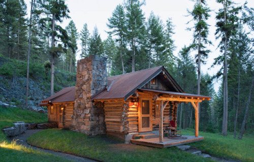 simpleguyinacomplexworld: ruthless-rage:  dadpat-tactual:  @ruthless-rage   Doesn’t have a big porch, but that’s legit    ✌️   Gorgeous little cabin 