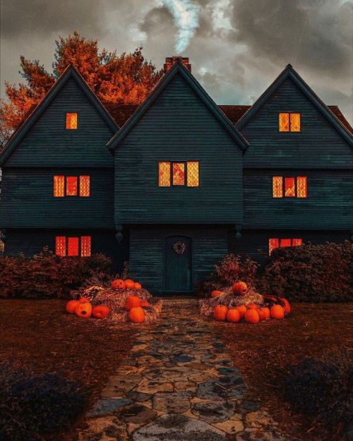 Love this pic of the Salem Witch House