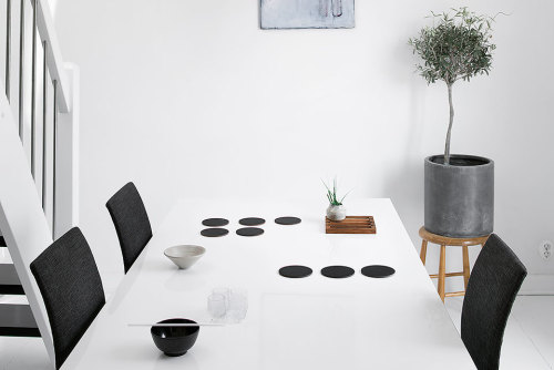 (via Black and white home with grey and green accents) http://cocolapinedesign.com/2014/08/08/x-black-white-home-grey-green-accents/